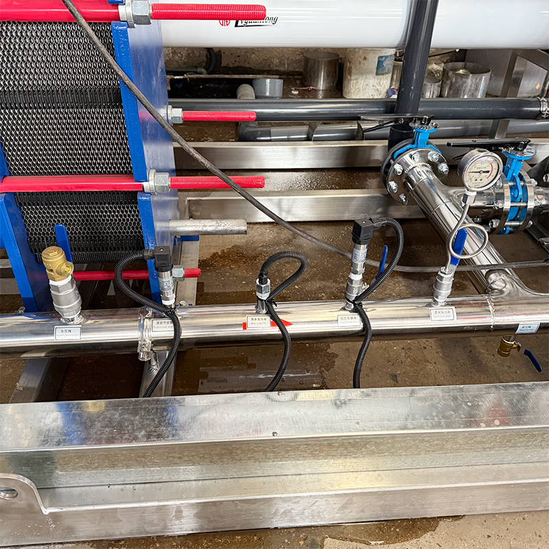 How can the pretreatment system of reverse osmosis equipment be designed to reduce the risk of membrane element fouling and scaling?